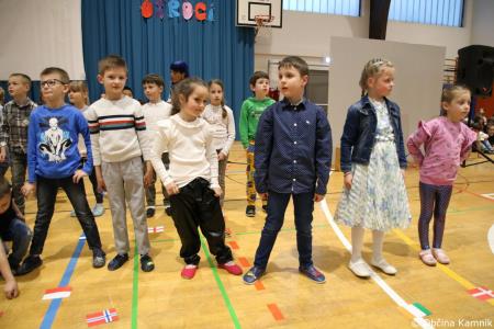 Otroci Osnovne šole Marije Vere Mi smo svet, mi smo otroci (28)